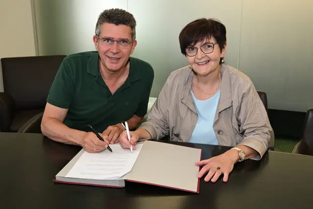 Anna Haider, Bürgermeisterin der Marktgemeinde Tulbing, und Peter Eisenschenk, Bürgermeister der Stadtgemeinde Tulln bei der Unterschrift der Vereinbarung. | Foto: Stadtgemeinde Tulln