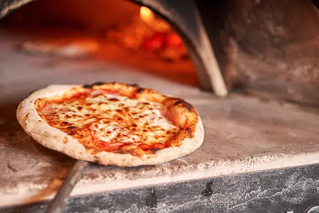 Am Laurentiusplatz in Penzing können Kinder an zwei Nachmittagen zu kleinen Pizzabäckerinnen und Pizzabäckern werden. Aufgrund der begrenzten Plätze wird eine frühzeitige Anmeldung empfohlen. (Symbolbild) | Foto: panthermedia/MalkovKosta