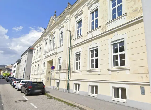 Der Kindergarten und Hort in der Stefan-Fadinger-Straße wird saniert. | Foto: Screenshot/Google Street View