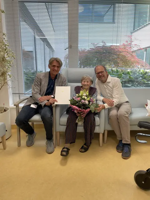Im Haus Schmelz gratulierten Bezirksvorsteher Dietmar Baurecht (SPÖ) und Rudolf Tresdner (r.) zu ihrem 101. Geburtstag. | Foto: BV 15