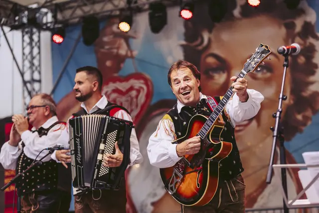 Janez Per und sein Alpski Kvintet bringen am Montag Schwung auf den Rathausplatz. | Foto: Marta Gillner 