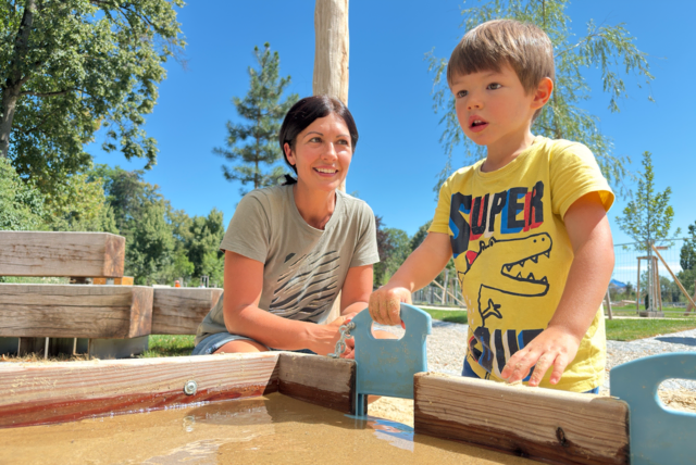 Kinder zeigen sich vor allem von den Wasserspielen fasziniert.