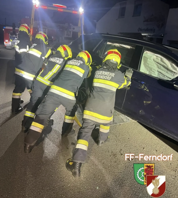 Im Einsatz standen die FF Ferndorf, der Rettungsdienst, die Polizei sowie ein Abschleppunternehmen. | Foto: Freiwillige Feuerwehr Ferndorf