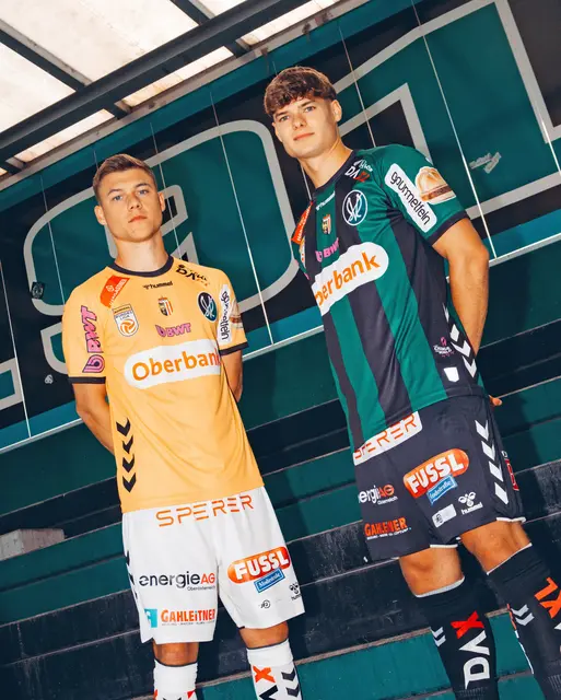 Lukas Malicsek und Fabian Rossdorfer mit den neuen SVR-Trikots. | Foto: SVR/Stüber