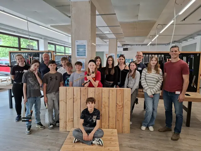 Eine der dritten Klassen der MS Kirchbach mit ihrem Lehrer Benjamin Archan (r.), "Technik für Kinder"-Werkstattchef Johannes Dichtinger (3. v. r.) und "Technik für Kinder"-Mentor Hannes Griessl (2. v. l.)