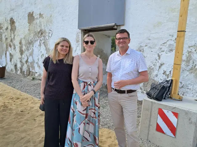 Gehörten zu den ersten Gästen: Annegret Zwickl, Tamara Mitterlehner und Thomas Iwanschitz. | Foto: Binder
