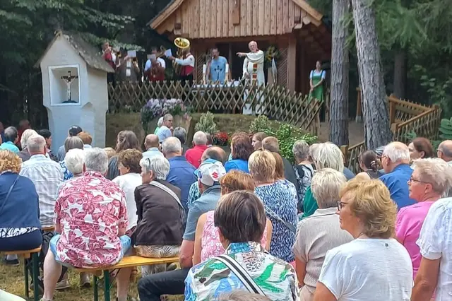 Feier bei der idyllisch gelegenen Hauskapelle Auckenthaler | Foto: Fam