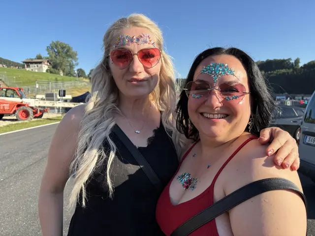 Kamen schon mit Glitzersteinchen zum Festivalgelände.  | Foto: Sabrina Moriggl