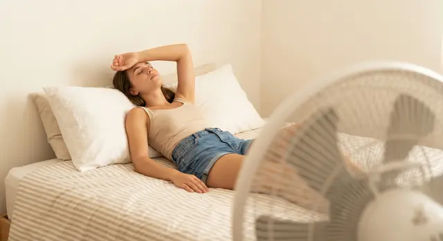 Mit der richtigen Lüftung und konsequentem Sonnenschutz lässt sich die Raumtemperatur auch ohne Klimaanlage deutlich senken. | Foto: stock.adobe/mamo studios (KI-generiert)