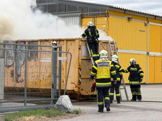 Der plötzliche Brand eines LKW-Containers während der Fahrt forderte den Einsatz mehrerer Feuerwehren.
 | Foto: DOKU-NÖ