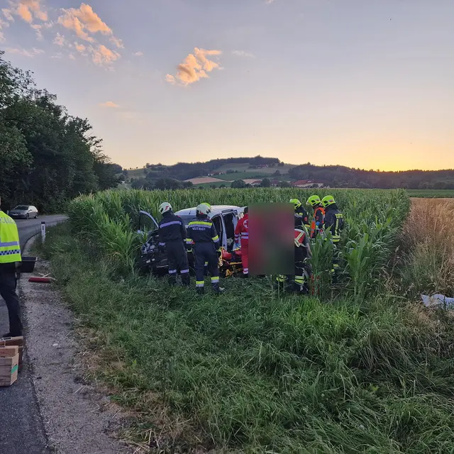 Nach dem Frontalzusammenstoß waren mehrere Feuerwehren im Einsatz. | Foto: Bfkdo Amstetten / FF St. Peter/Au