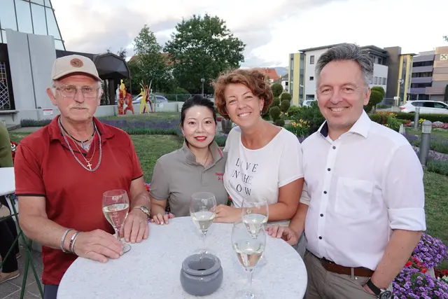 Vor der Kulturhausterrasse wurde tolles Ambiente, Getränke und Kulinarik sowie hörenswerte Musik geboten. | Foto: MeinBezirk.at/Blinzer