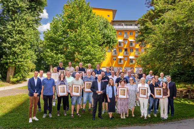 Bei der Verleihung der „Bewusst Tirol“-Urkunden freuten sich LH-Stv. Josef Geisler, Agrarmarketing-Tirol-Geschäftsführer Matthias Pöschl sowie Vertreterinnen und Vertreter der ausgezeichneten Großküchen über das gemeinsame Bekenntnis zu regionalen Lebensmitteln. Die diesjährige Prämierung fand im Wohnheim Reichenau der Innsbrucker Sozialen Dienste (ISD) statt. | Foto: AMTirol/ Markus Krapf
