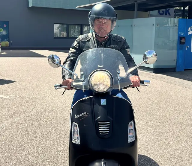 Hinein in die Klamotten, Helm auf, Zündschlüssel drehen und mit der Vespa Richtung Süden ans Meer.