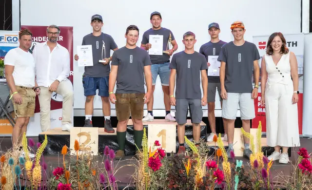 v.l. Landeslehrlingswart Johannes Wieser, Landesinnungsmeister Jürgen Innocente, Fabian Wimmer (2. Platz), Michael-Johann Lettner (4. Platz), Bastian Friedl (1. Platz), David Kriechbaumer (4. Platz), Florian Thallinger (aus Altmünster, 3. Platz), Marvin Breiteneder (4. Platz) und Bundesministerin Claudia Bauer. | Foto: WKOÖ