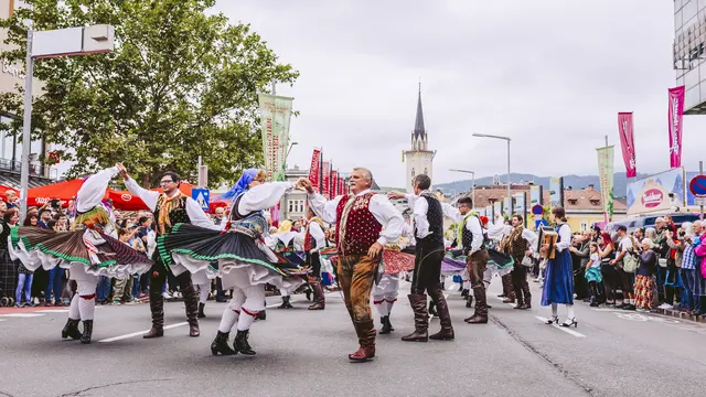 Mit schwungvollen Tänzen präsentieren die Gruppen die kulturelle Vielfalt von Tracht und Brauchtum. | Foto: Marta Gillner