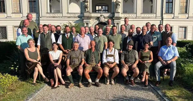 Die Absolventen, Lehrenden, Lehrgangs-Initiator Johann Hackl (vorne 3.v.l) und Landesjägermeister Herbert Sieghartsleitner bei der feierlichen Verleihung der Zertifikate. | Foto: OÖLJV
