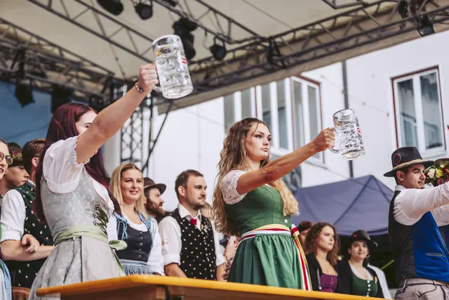 Das Bierkrugstemmen verbindet sportlichen Ehrgeiz mit echter Kirchtagsatmosphäre und sorgt für beste Unterhaltung. | Foto: Marta Gillner