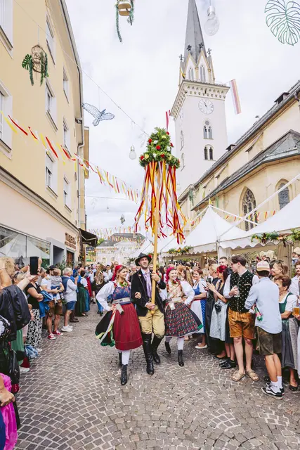 Nach dem Hochamt in der Stadtpfarrkirche geht es um zirka 11.15 Uhr auf die Bühne des Rathausplatzes. | Foto: Marta Gillner