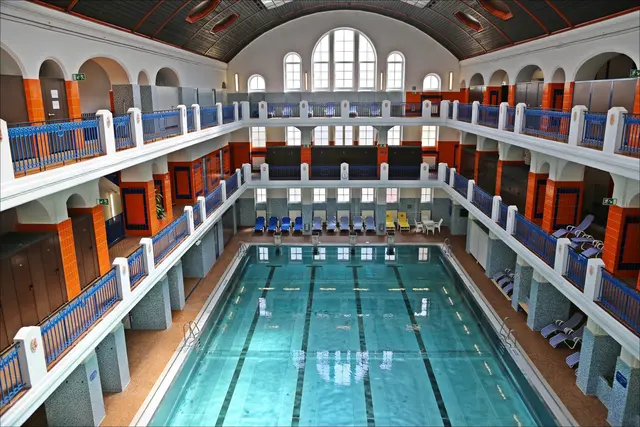 Auch das Dach des Hallenbades muss erneuert und saniert werden.  | Foto: Anna Dobnik