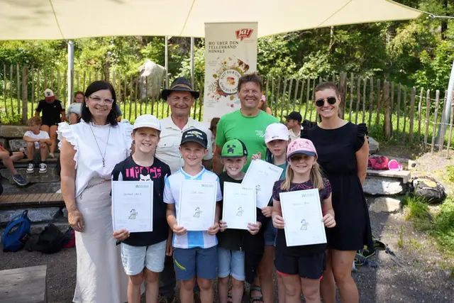 Strahlende Gesichter beim gemeinsamen Abschluss des Partnerschulprogramms im Nationalpark | Foto: NPHT/Justina Heinz