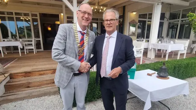 Erfried Bäck übergab die Präsidentenkette an seinen Nachfolger Dominik Schantl.  Damit wurde das neue Clubjahr 2026/27 offiziell eingeläutet. | Foto: Rotary CLub Spittal
