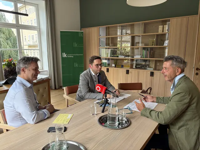 MeinBezirk Salzburg Chefredakteur Michael Kretz im Gespräch mit Landwirtschaftskammer Salzburg Präsident Rupert Quehenberger und Kammeramtsdirektor Franz Wieser  | Foto: MeinBezirk