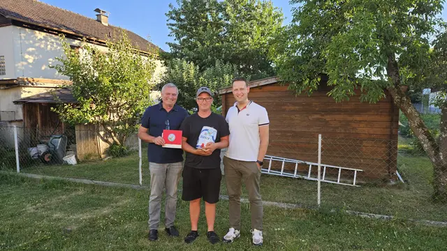 Kommandant Johann Delsnig, Jubilar Rene Holzer und Kameradschaftsvertreter Wilhelm Mitterdorfer | Foto: ff-althofen.at