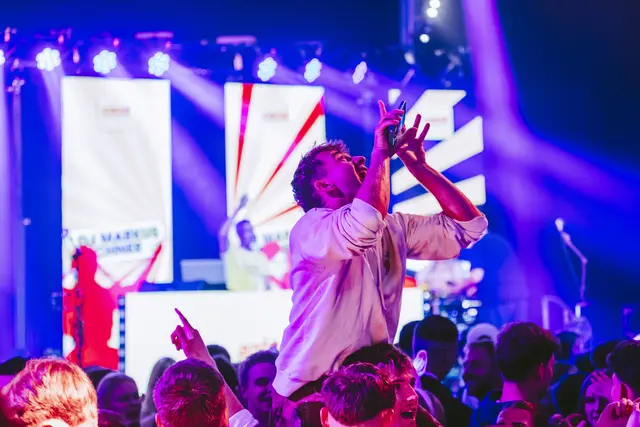 Am Kaiser-Josef-Platz wird während der gesamten Kirchtagswoche gefeiert – mit Livebands, DJs und bester Stimmung bis spät in die Nacht. | Foto: Marta Gillner