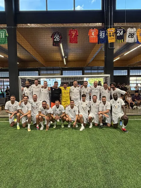 Die Promi-Truppe um Patrick Wolf, Thorsten Schick und Jakob Jantscher (vorne von links) zauberte bei der Eröffnung der neuen Indoor-Kickhalle. | Foto: Yard 376