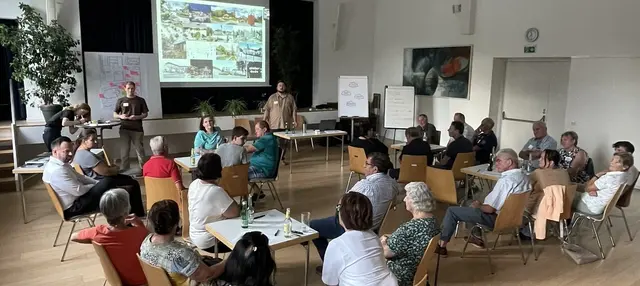 25 Bürgerinnen und Bürger beteiligten sich am Bürgerdialog im Pfarrzentrum und direkt im Kirchenpark. Sie brachten zahlreiche Ideen für die zukünftige Gestaltung des zentralen Grünraums ein. | Foto: Gemeinde Pregarten