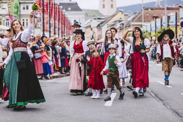 Auch viele Kinder und Jugendliche gestalten den Trachtenfestzug mit großer Begeisterung mit. | Foto: Marta Gillner