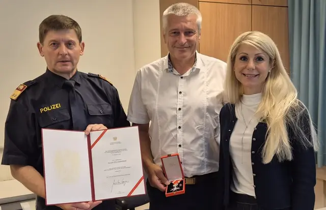 Von links: Bezirkspolizeikommandant Franz Schmalzer, Harald Zillhammer und Bezirkshauptfrau Andrea Wildberger. | Foto: Polizei Freistadt