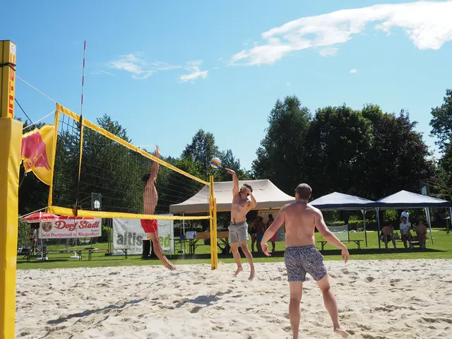 Das St. Veiter Hallenbad bietet mit dem Beachvolleyball-Platz die besten Bedingungen. | Foto: Verein Beach Perfect