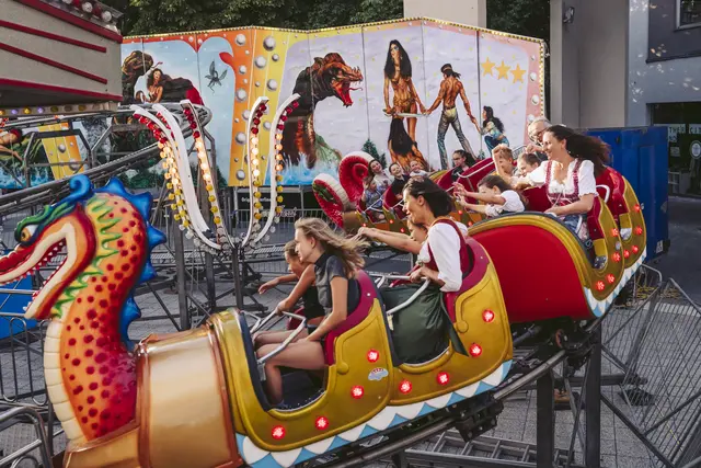 In der Drachenbahn haben auch die Eltern oder Begleitpersonen ihren Spaß. | Foto: Marta Gillner