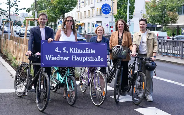 Bei der "Streckenprüfung" mit dabei, v.l.: Martin Blum (Radverkehrsbeauftragter), Stadträtin Ulli Sima (SPÖ), die Wiedner Bezirksvorsteherin Lea Halbwidl (SPÖ), Neos-Klubobfrau Selma Arapović und Margaretens Bezirksvorsteher Michael Luxenberger (Grüne). | Foto: Andreas Pölzl/MeinBezirk