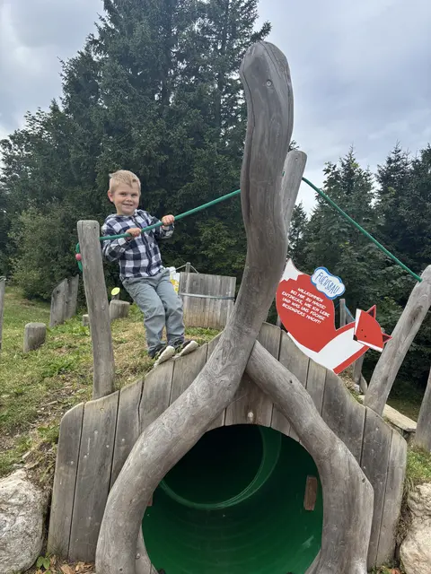 Tobias Masarik zeigt uns seinen Spielplatz auf der Anna Alm, wo seine Mama das Lokal bewirtet. | Foto: Martina Schweller