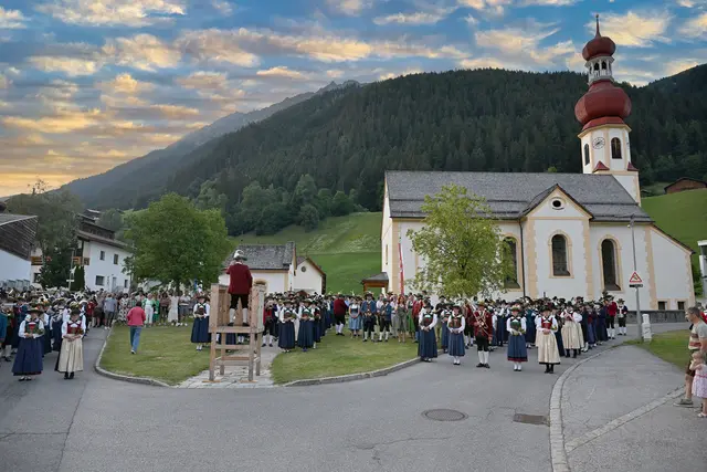 Prächtiges Bild: Gesamtspiel aller jungen Musikantinnen und Musikanten am Kirchplatz.
