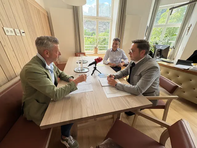MeinBezirk Salzburg Chefredakteur Michael Kretz im Gespräch mit Landwirtschaftskammer Salzburg Präsident Rupert Quehenberger und Kammeramtsdirektor Franz Wieser  | Foto: MeinBezirk