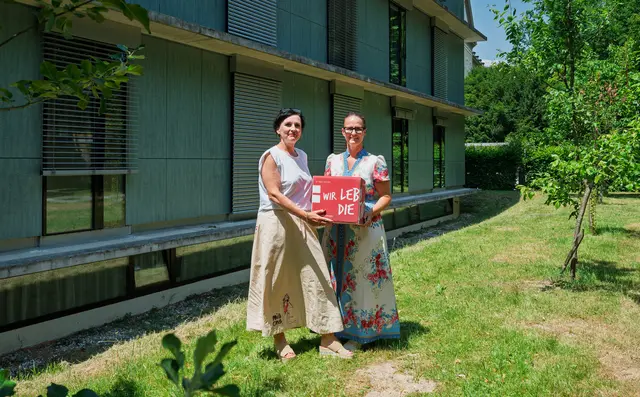 Die Stadt Salzburg hat das Gebäude mit Außenjalousien ausgestattet. Im Herbst werden zwei zusätzliche Bäume von den Stadtgärten gepflanzt. | Foto: Stadt Salzburg/Alexander Killer