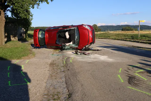 Die 49-Jährige musste aus dem Fahrzeug befreit werden. | Foto: laumat/Matthias Lauber
