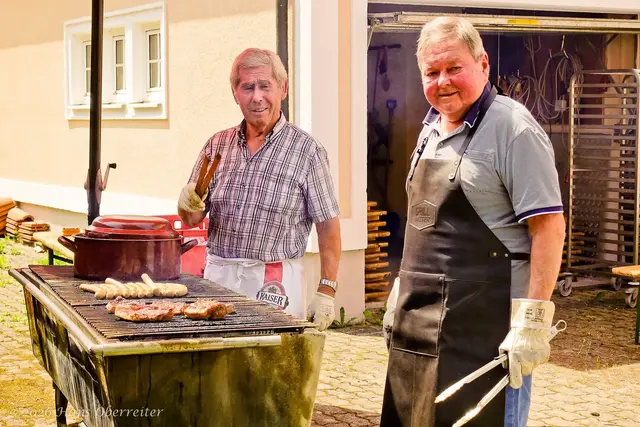 Trotz hochsommerlicher Temperaturen von über 35 Grad ließen sich die Gäste die Köstlichkeiten der beiden Grillmeister Alois und Josef schmecken. | Foto: Hans Oberreiter