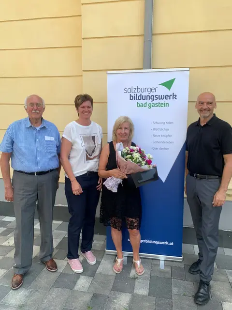 Von links: Max Stürmer (ehem. Bezirksleiter), Maria Fankhauser (Regionalbegleiterin Pongau), Elisabeth Mayr (Bildungswerkleiterin) und Bürgermeister Norbert Ellmauer. | Foto: SBW/Maria Fankhauser