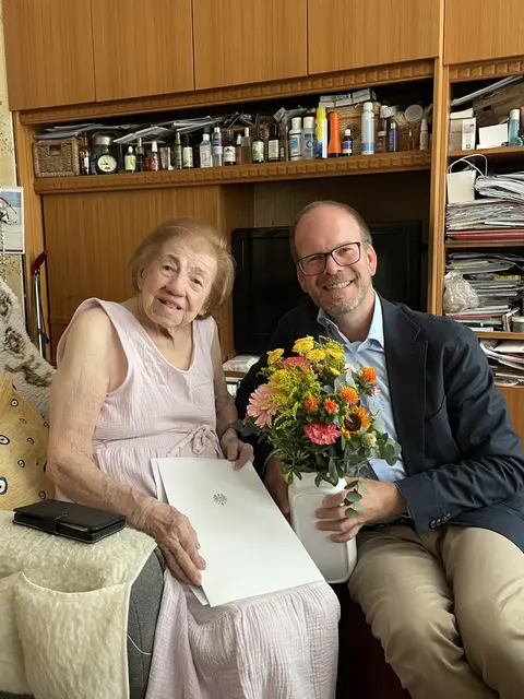Kurz darauf ehrte der Bezirkschef auch Erni Jasek. Die auf Social Media bekannte Seniorin feierte ihren 101. Geburtstag. | Foto: BV 15