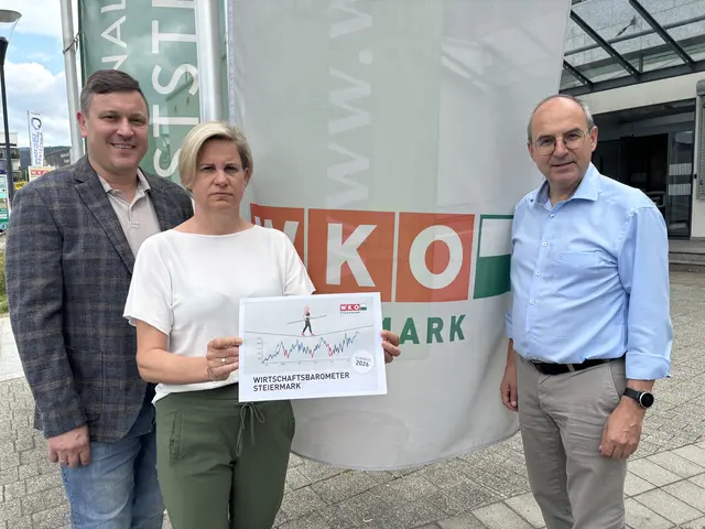 Besorgte Gesichter bei Werner Wild, Manuela Kuterer und dem Weizer WKO-Regionalstellenleiter Andreas Schlemmer (v. l.) – das Wirtschaftsbarometer zeigt, dass die Unternehmerinnen und Unternehmer keinen großen Aufwind erwarten.  | Foto: MeinBezirk/Markus Kopcsandi 