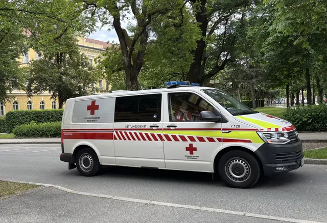 Der 56-Jährige soll unbestimmten Grades verletzt und vom Rettungsdienst in das UKH Klagenfurt gebracht worden sein. (Symbolfoto) | Foto: MeinBezirk/Lea Kainz
