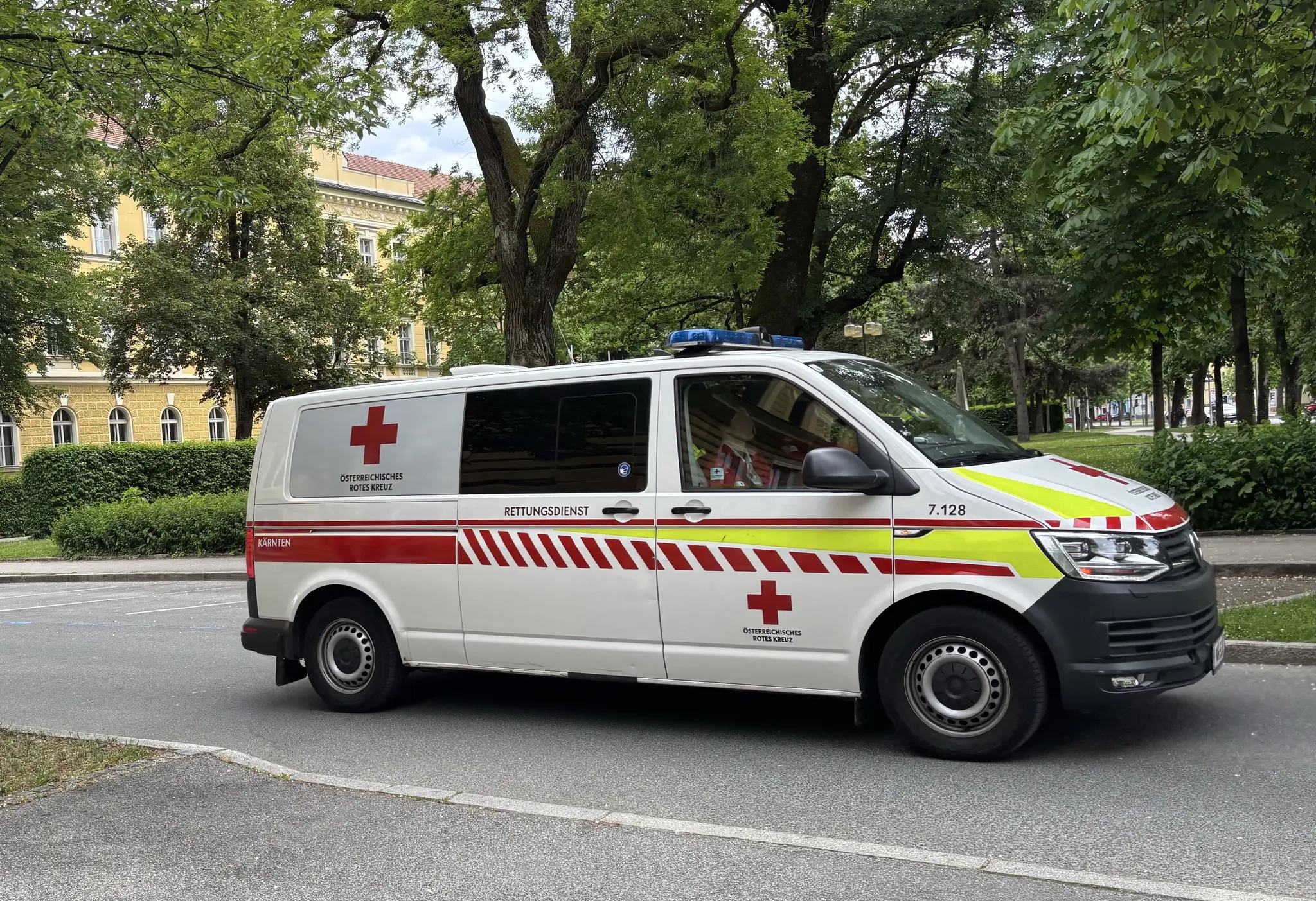 Line of cars on Hallegger Straße: Overtaking attempt leads to head-on ...