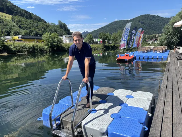 Bürgermeister Manuel Aichberger aus Lilienfeld zeigt die schönsten Plätze am Fluss. | Foto: Martina Schweller