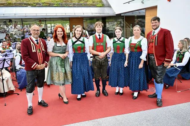 Von insgesamt acht "Goldenen" waren Kathrin Hell aus Axams, Fabian Mair aus Mutters und Hanna Bucher aus Völs anwesend und durften die Gratulationen von Cornelia Hagele, Rene Sarg (li.), Claudia Seelos und Michael Haid (re.) entgegennehmen.