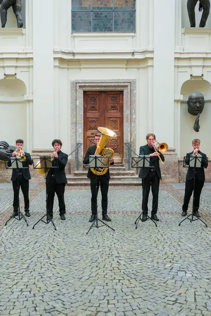 Ein Kurzkonzert im Innenhof des Landhauses durfte nicht fehlen. | Foto: Land Tirol/Neuner